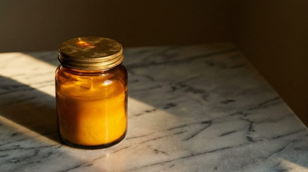 la mer review crème de la mer jar on marble surface